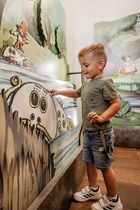 Jičín - chlapec v galerii Rumcajsův svět