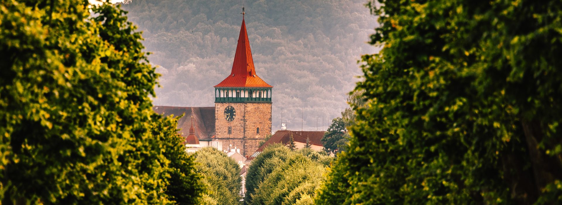Jičín_pohled z lipové aleje na Valdickou bránu a vrch Veliš