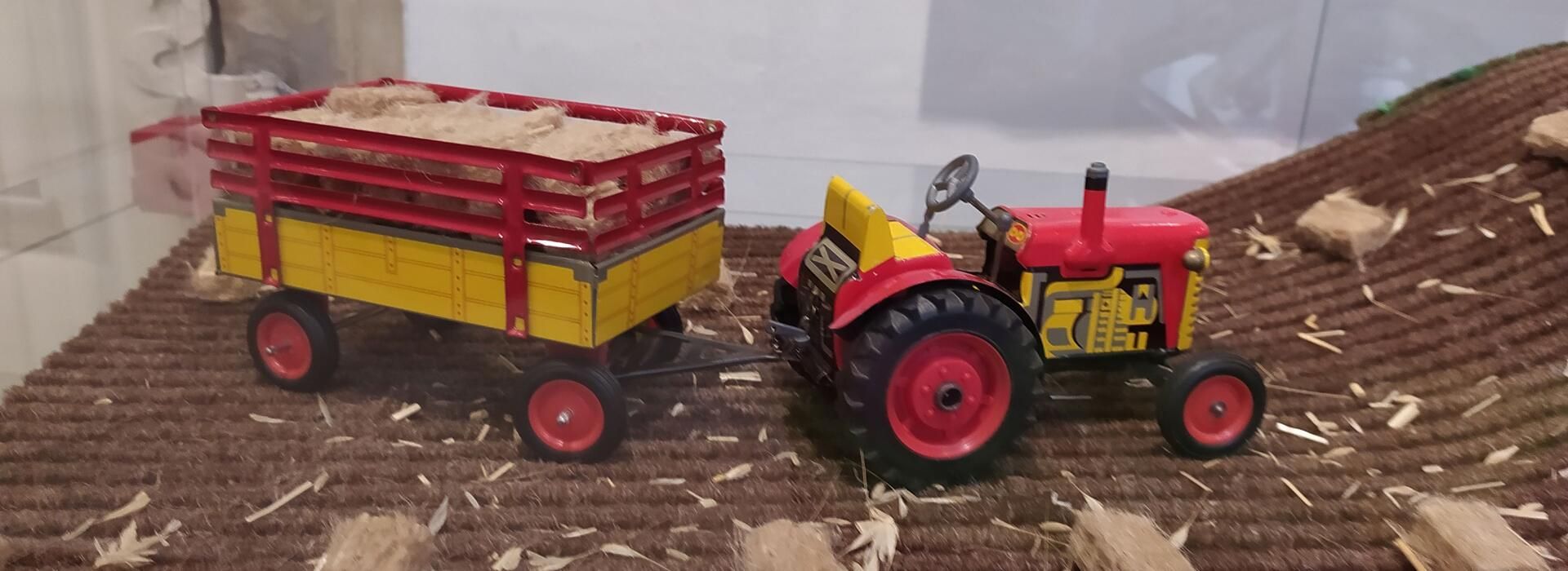 Plechový traktor