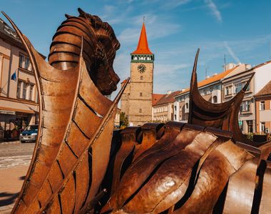 Valdická brána, v popředí socha draka