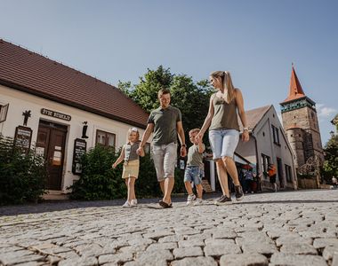 Rodina s dětmi u Rumcajsovy Ševcovny