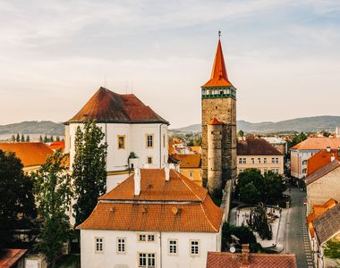 Pohled na Valdickou bánu a kostel sv. Jakuba