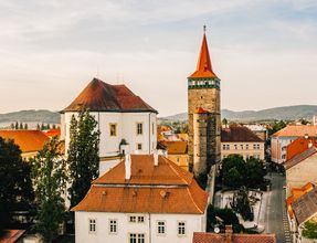 Pohled na Valdickou bánu a kostel sv. Jakuba